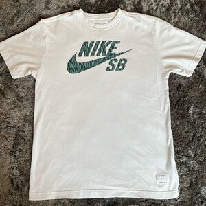 Boys Large NIKE DRI FIT SKATEBOARDING TSHIRT
